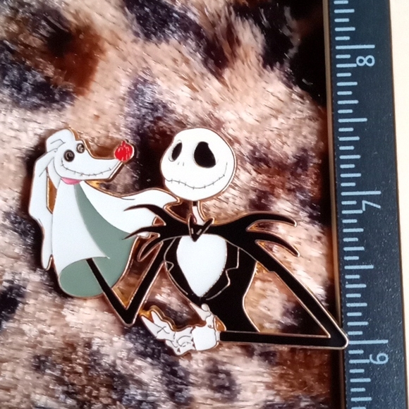 COPY - DISNEY LIMITED EDITION JACK SKELETON AND ZERO PIN - Picture 5 of 6